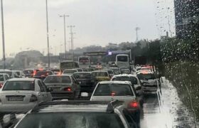 وقتی باران می‌بارد، ترافیک از کجا می‌آید و چرا شکل می‌گیرد؟