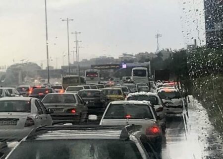 وقتی باران می‌بارد، ترافیک از کجا می‌آید و چرا شکل می‌گیرد؟