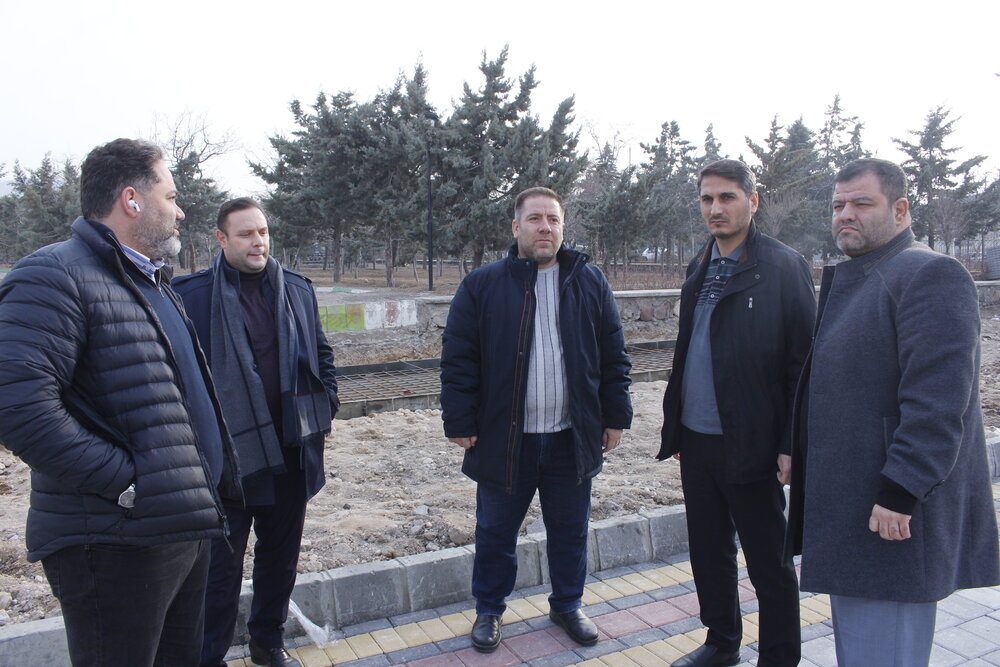 بررسی روند پروژه ساماندهی محل بلال فروشان میدان ائل گلی توسط شهردار منطقه ۲