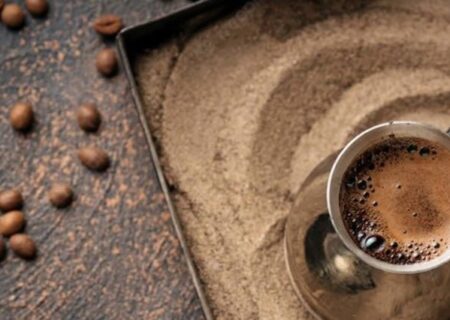 ۴ آسیب شایعی که نوشیدن قهوه در زمان نامناسب به بدن می‌زند