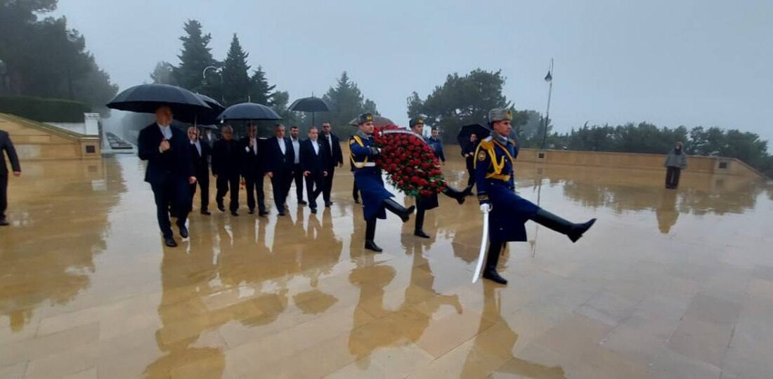 وزیر امور خارجه ایران در باکو یاد شهدا را گرامی داشت