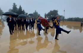 وزیر امور خارجه ایران در باکو یاد شهدا را گرامی داشت