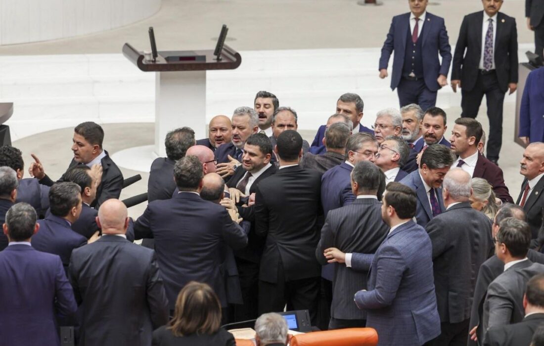 پارلمان ترکیه بودجه ۲۰۲۶ را در جلسه‌ای پر هرج و مرج تصویب کرد