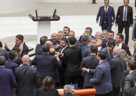 پارلمان ترکیه بودجه ۲۰۲۶ را در جلسه‌ای پر هرج و مرج تصویب کرد