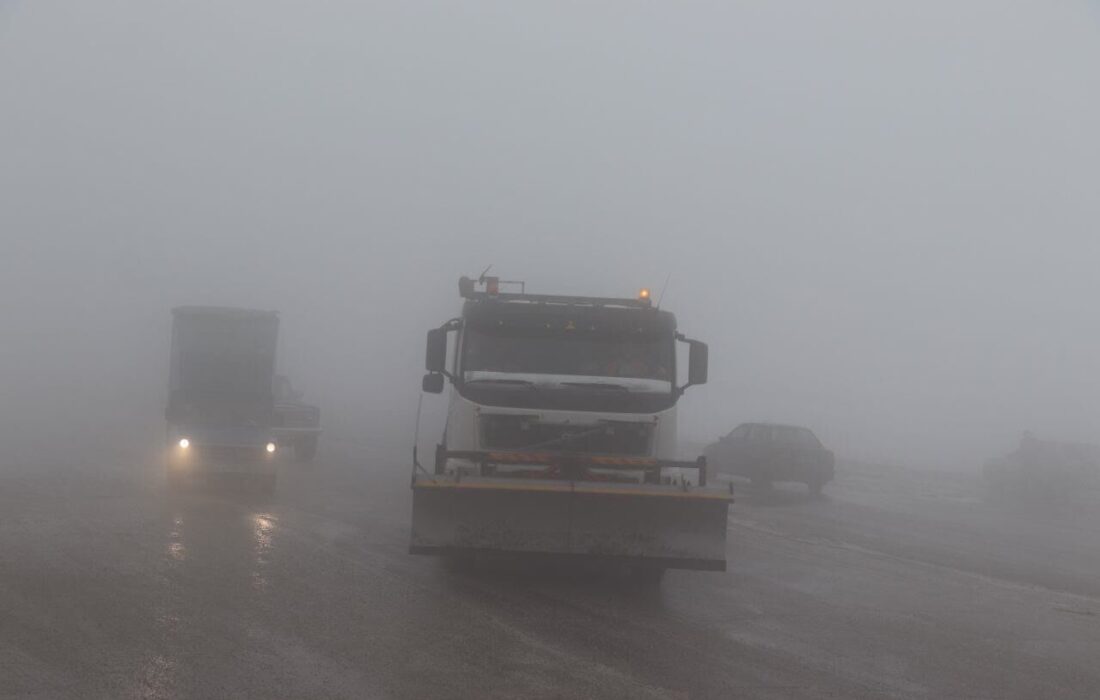 کولاک برف در برخی جاده‌های آذربایجان‌شرقی/ تردد در جاده‌ها با زنجیرچرخ امکان پذیر است