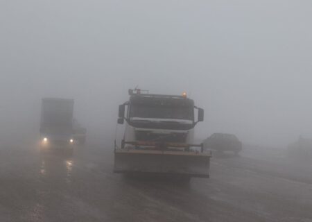 کولاک برف در برخی جاده‌های آذربایجان‌شرقی/ تردد در جاده‌ها با زنجیرچرخ امکان پذیر است