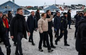 نخست‌وزیر دانمارک برای انجام مذاکرات با رئیس دولت محلی گرینلند به پایتخت این سرزمین سفر کرد